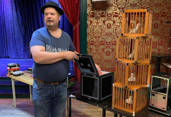 Martin håller låda som vanligt.